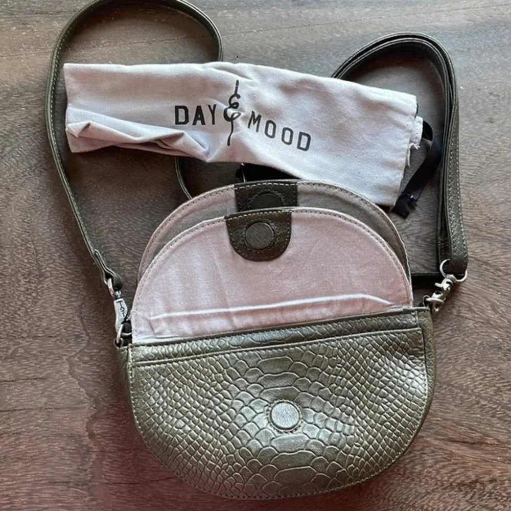 Brandi Croc Embossed Leather Crossbody Bag DAY AND MOOD